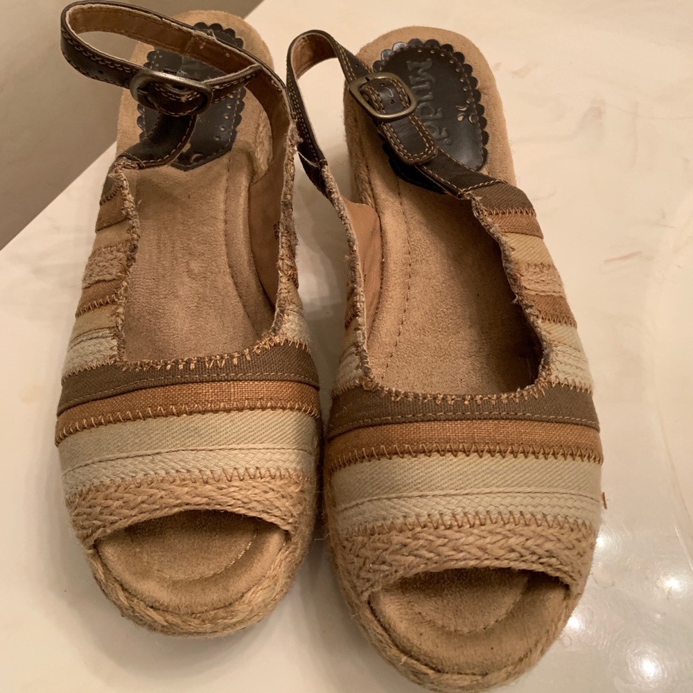 Woman’s super cute wedges